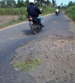 Warga; Jalan Berlubang, Pemilu Jangan Jadikan Alasan